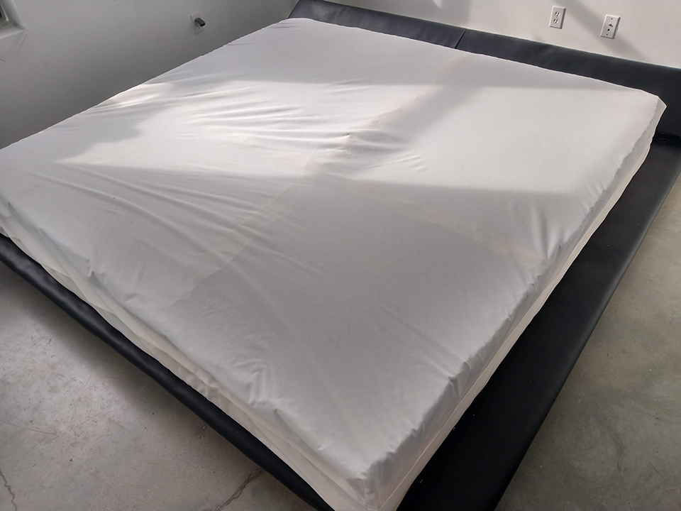 Photo of mattress with fixed buckling gel layer resulting in better edges
